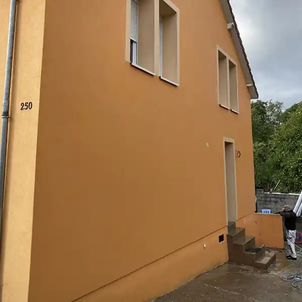 Après - Traitement avec produits pour redonner de la couleur et de l’éclat au crépi