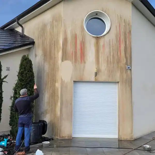 Avant - Nettoyage et hydrofuge de façade augmente la durabilité des crépi et évite les infiltrations d’eau