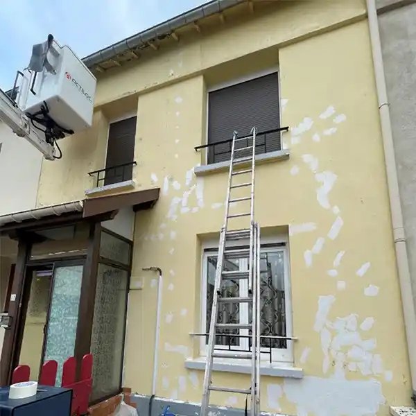 Avant - Reprise de fissures à la fibre maçonnerie et mise en peinture de façades