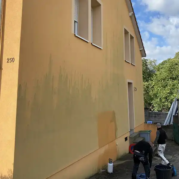 Avant - Traitement avec produits pour redonner de la couleur et de l’éclat au crépi
